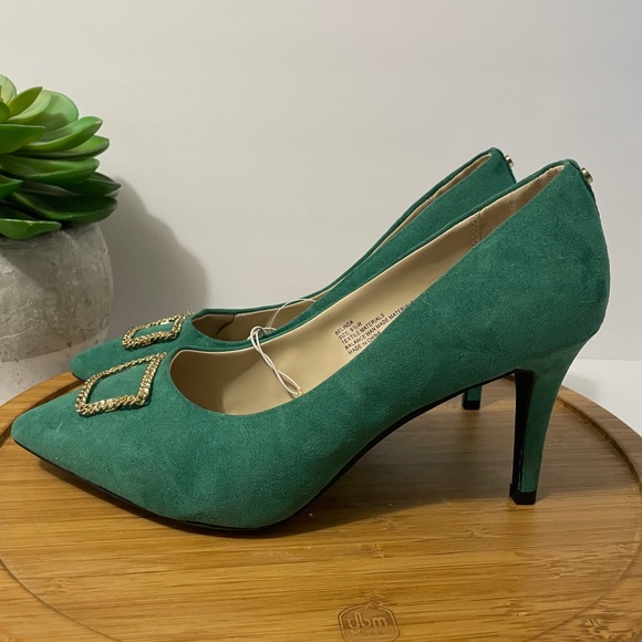 Jones New York‎ Belinda Green Pumps Pointed Toe Gold Buckle Heels Size 9.5W - Picture 1 of 7